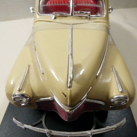 Welly 1941 Chevy Special Deluxe convertible die cast metal model car - Picture 9 of 12